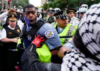 Más de 2.000 manifestantes propalestinos marcharon frente a un parque en el que se habían reunido antes manifestantes proisraelíes.