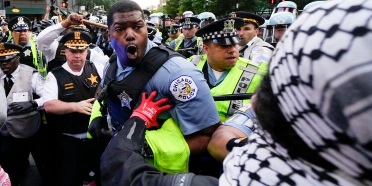 Más de 2.000 manifestantes propalestinos marcharon frente a un parque en el que se habían reunido antes manifestantes proisraelíes.