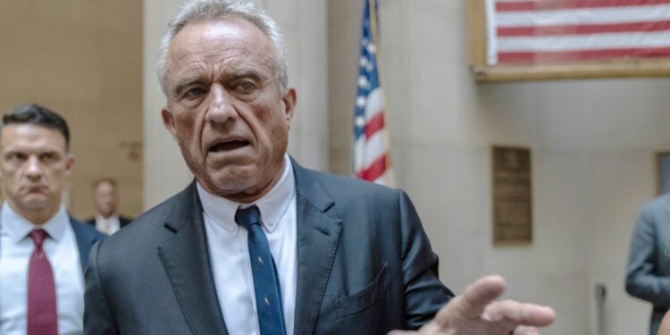 Robert F. Kennedy Jr. se retiró de boleta en Arizona, mientras crece la especulación de posible apoyo al candidato del Partido Republicano.