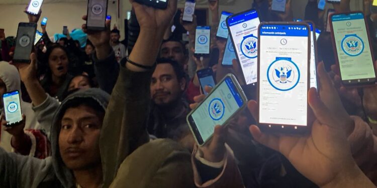 Aplicación CBP One, bajo escrutinio por posibles fallas, según DHS