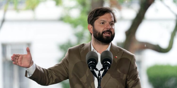 Canciller de Maduro califica a Boric como “sumido peón del imperialismo” de EEUU