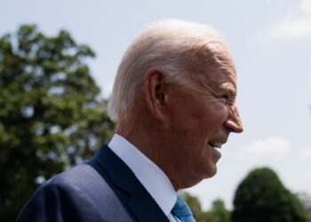 Una demanda contra una medida inmigratoria del presidente Biden es presentada en tribunales