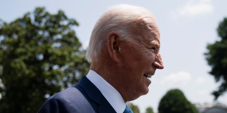 Una demanda contra una medida inmigratoria del presidente Biden es presentada en tribunales