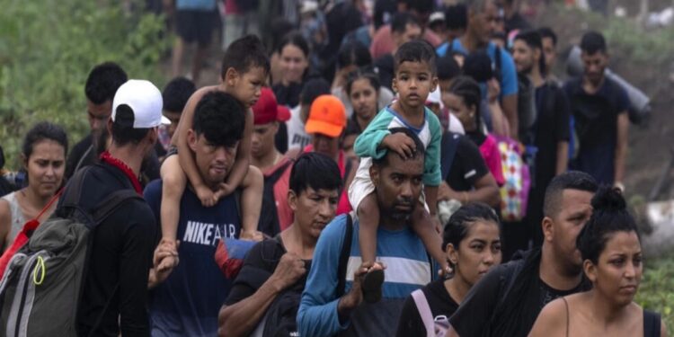 Cancilleres de Colombia y Panamá visitan el Darién, ruta de migrantes a EEUU