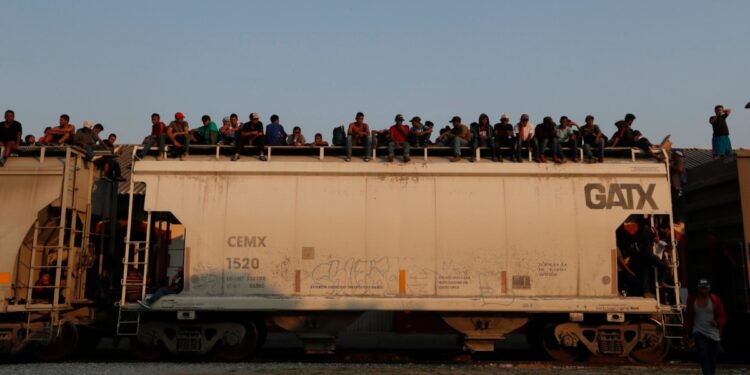 Atropellan a migrantes que caminaban en carretera del sur de México, hay 3 muertos y 17 heridos