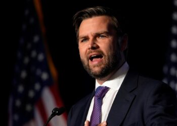 El candidato vicepresidencial JD Vance, criticó las políticas inmigratorias del gobierno Biden en su visita a la frontera sur