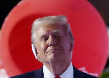En contienda presidencial de Estados Unidos, Donald Trump cuestionó la identidad racial de Harris mientras ella desafió a Trump a debatir.