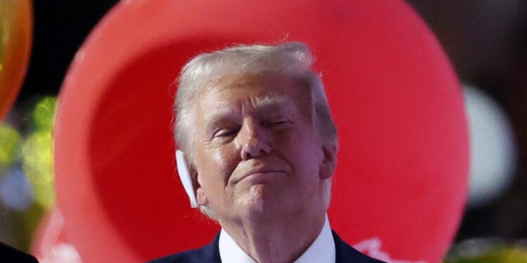 En contienda presidencial de Estados Unidos, Donald Trump cuestionó la identidad racial de Harris mientras ella desafió a Trump a debatir.