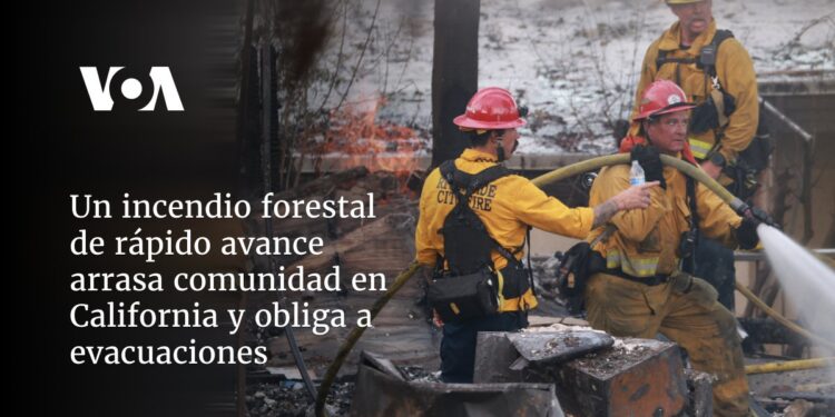Un incendio forestal de rápido avance arrasa comunidad en California y obliga a evacuaciones