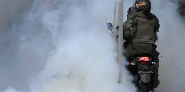 La prensa cubre la crisis electoral de Venezuela entre ataques, arrestos, difamaciones y expulsiones