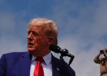 Trump visita la frontera para hablar de inmigración entre acusaciones de los demócratas