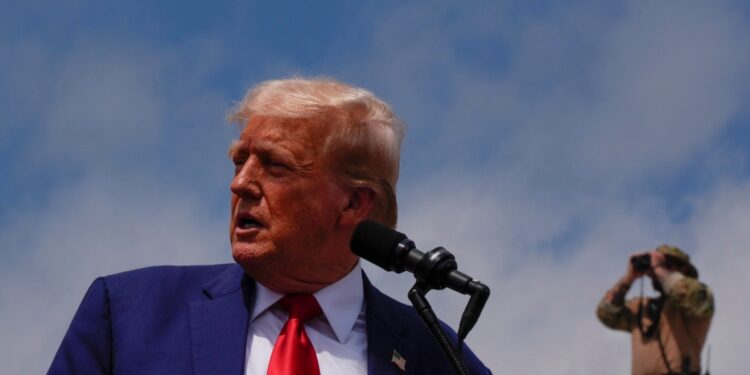 Trump visita la frontera para hablar de inmigración entre acusaciones de los demócratas