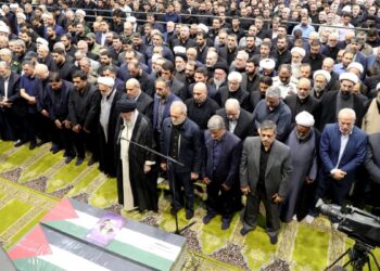 Líder supremo de Irán reza sobre ataúd de jefe de Hamás cuya muerte podría propagar la guerra