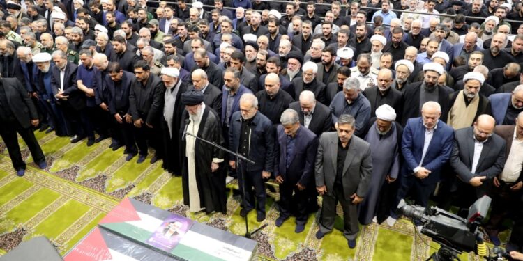 Líder supremo de Irán reza sobre ataúd de jefe de Hamás cuya muerte podría propagar la guerra