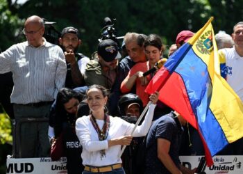 Machado insiste en la victoria electoral mientras las fuerzas armadas respaldan a Maduro