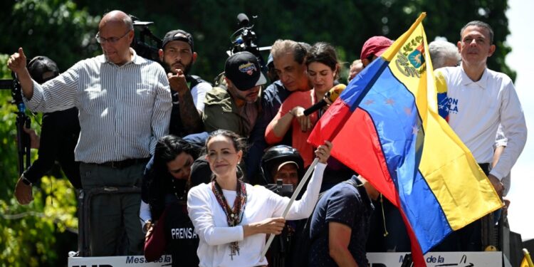 Machado insiste en la victoria electoral mientras las fuerzas armadas respaldan a Maduro