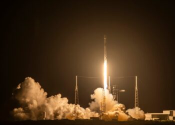 NASA descarta a 2 astronautas de misión para hacer espacio a los varados en EEI