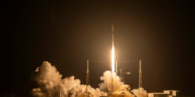 NASA descarta a 2 astronautas de misión para hacer espacio a los varados en EEI