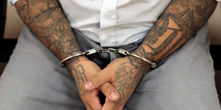 Autoridades salvadoreños guardan hermetismo sobre la captura de un líder pandillero en EEUU