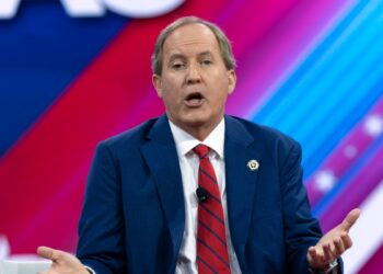 Varios estados republicanos objetan programa que ofrece vía a la ciudadanía a cónyuges sin estatus legal