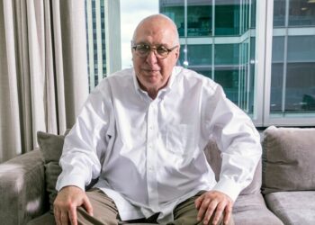 Cineasta Errol Morris examina separación de familias migrantes en documental “Separated”