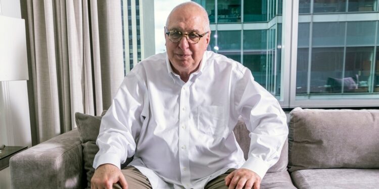 Cineasta Errol Morris examina separación de familias migrantes en documental “Separated”