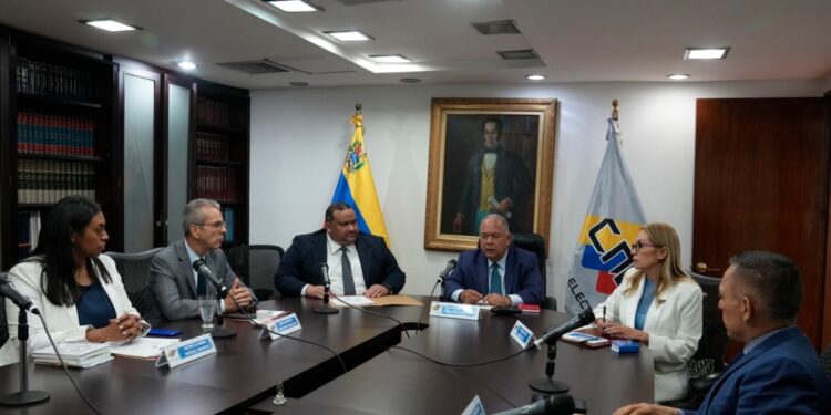 Rector de Consejo Electoral de Venezuela denuncia “falta de transparencia y veracidad» en resultados electorales