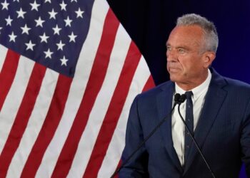 Robert F. Kennedy Jr. suspende campaña a la presidencia y respalda a Donald Trump
