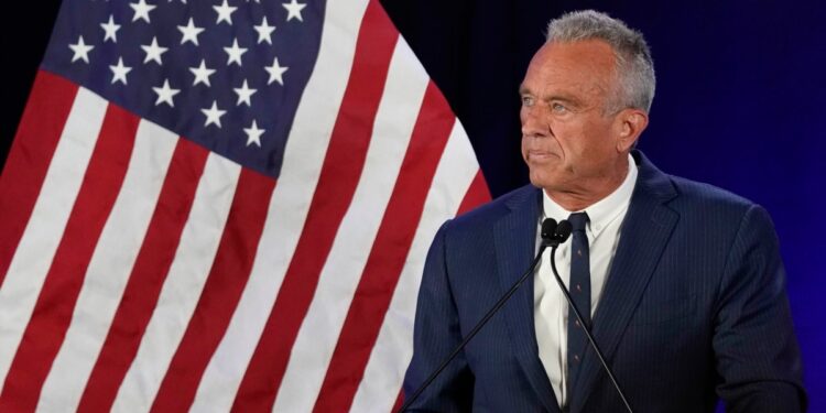 Robert F. Kennedy Jr. suspende campaña a la presidencia y respalda a Donald Trump