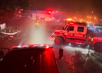 Cientos de personas regresan a sus hogares tras huir de incendio forestal en el límite entre California y Nevada