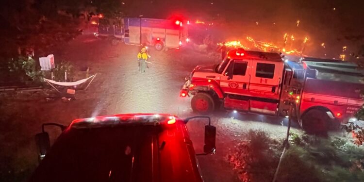 Cientos de personas regresan a sus hogares tras huir de incendio forestal en el límite entre California y Nevada
