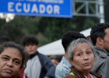 El presidente de Ecuador aprueba por decreto un proceso de regularización de venezolanos