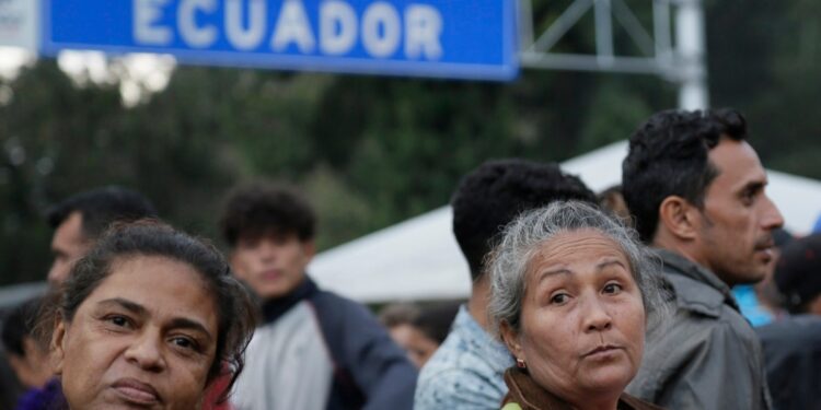 El presidente de Ecuador aprueba por decreto un proceso de regularización de venezolanos