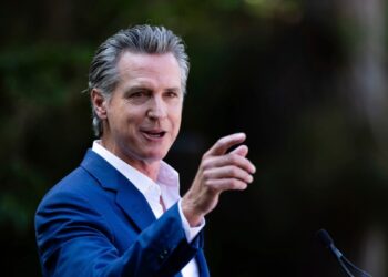 Nuevas leyes en California pretenden reducir saqueos, robo de autos y hurtos en tiendas