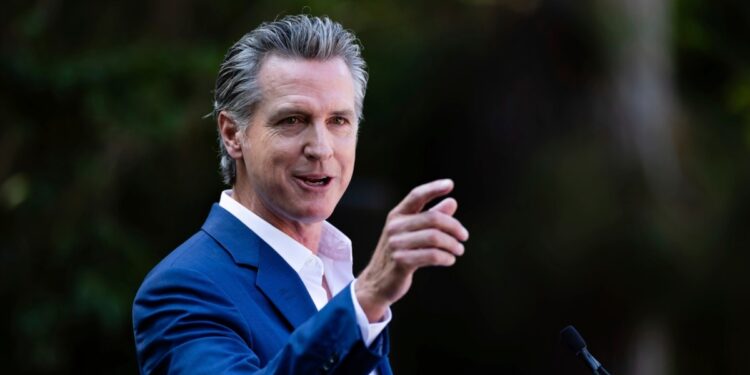 Nuevas leyes en California pretenden reducir saqueos, robo de autos y hurtos en tiendas