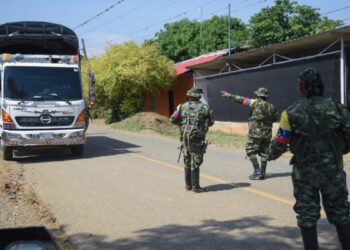 Firmantes de paz de Colombia se desplazan junto a sus familias tras amenazas de disidencias FARC