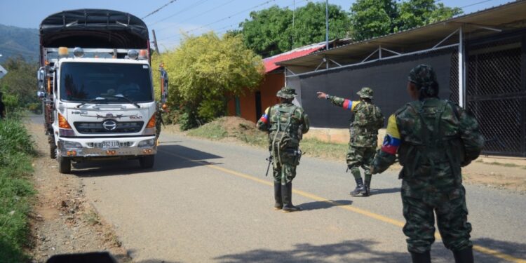 Firmantes de paz de Colombia se desplazan junto a sus familias tras amenazas de disidencias FARC
