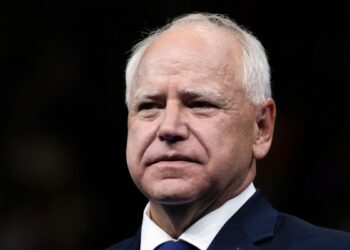 El historial militar de Walz bajo escrutinio mientras Vance y el Partido Republicano cuestionan su servicio
