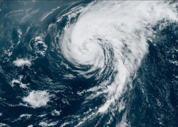 La tormenta tropical Ernesto avanza por el Atlántico y provoca fuertes marejadas en zonas costeras del Este de EEUU