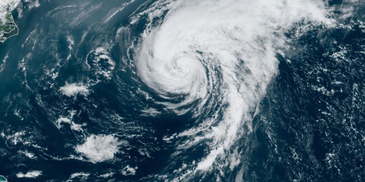 La tormenta tropical Ernesto avanza por el Atlántico y provoca fuertes marejadas en zonas costeras del Este de EEUU