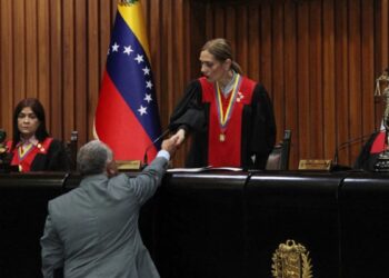 Oposición exige actas al CNE ante Sala Electoral. González no va al TSJ.