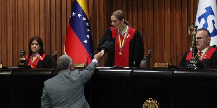 Oposición exige actas al CNE ante Sala Electoral. González no va al TSJ.