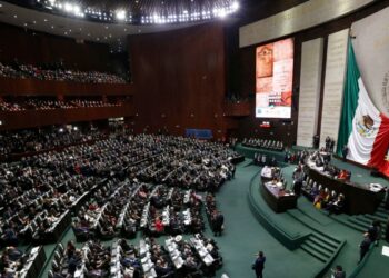 Partido gobernante de México se acerca a mayoría en Congreso tras deserción de senadores opositores