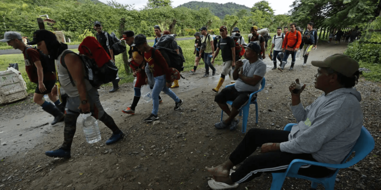 Seis venezolanos entre los migrantes que murieron ahogados en un río en Panamá