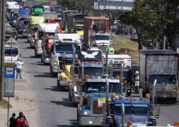 Transportistas de carga en Colombia protestan por aumento del precio del diésel