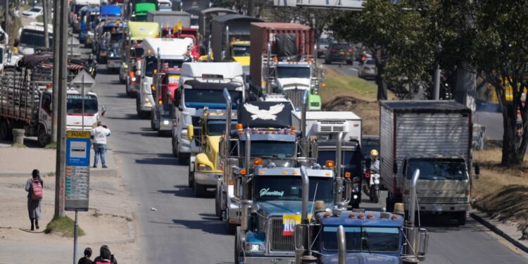 Transportistas de carga en Colombia protestan por aumento del precio del diésel