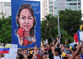 Machado dice que manifestaciones y presión externa podrían provocar salida de Maduro