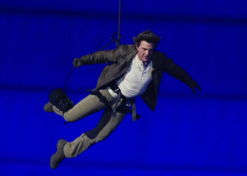 Tom Cruise saltó desde el techo del estadio de Francia en la clausura de los Juegos Olímpicos
