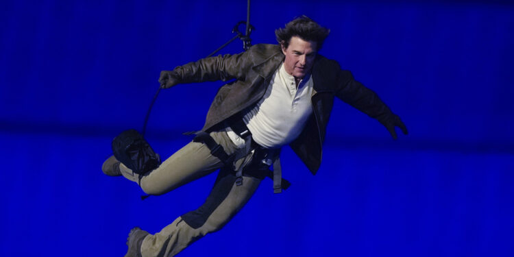 Tom Cruise saltó desde el techo del estadio de Francia en la clausura de los Juegos Olímpicos