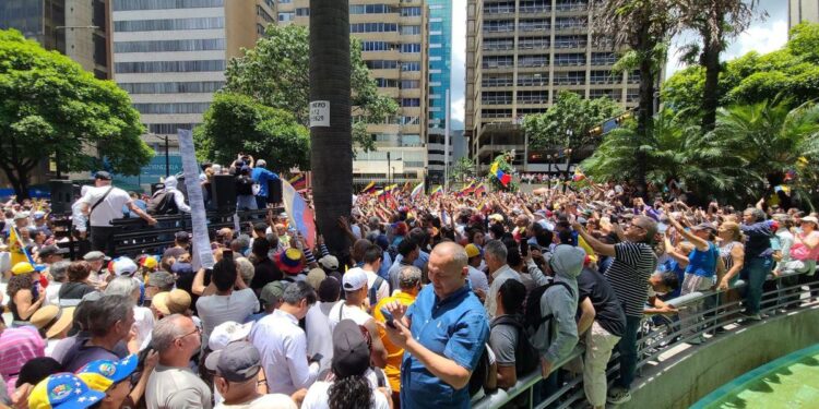 A un mes de las presidenciales, Caracas vence el miedo y protesta contra el fraude: Aquí vamos a seguir